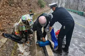 外地男子骑摩托被困秦岭  周至交警紧急救援图片
