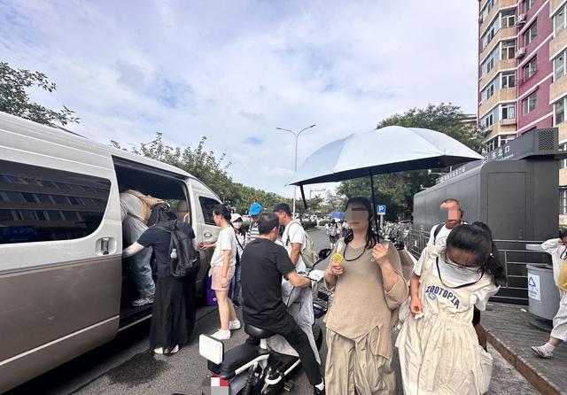 乱！公园设免费停车场，旅游大巴为何还占路停车上下客？