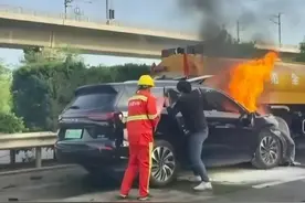 问界M7高速追尾洒水车 隐藏式门把手阻碍了救援？智能是否真能保证安全？图片