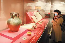 新疆考古百年文物展吸引观众图片