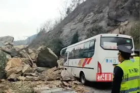 312国道陕西商洛段山体塌方逼停大巴车 未造成人员伤亡图片