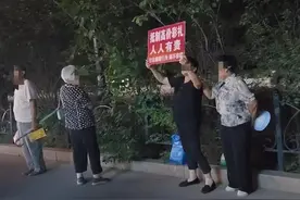 女子退婚不退彩礼 男方举牌高喊还钱图片