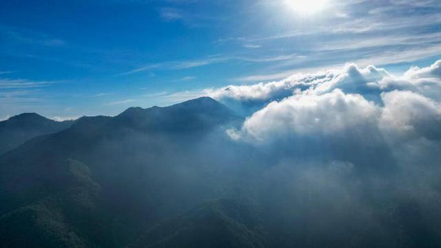 泰山绝景：云海翻腾，光柱倾泻！这一刻，我信了人间有仙境！