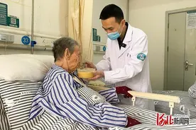 无陪护病房护士张艺： “我是患者的‘临时家人’”图片