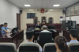 男子朝阳台外扔烟头引火灾致多户邻居财物受损 因高空抛物罪获刑，赔偿5万余元图片