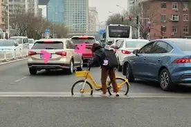 够悬的！白云路又现自行车“卡路里”图片