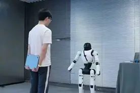 智元灵犀X2机器人公布售价区间 相关负责人：未来成本还会降低丨新经济观察图片