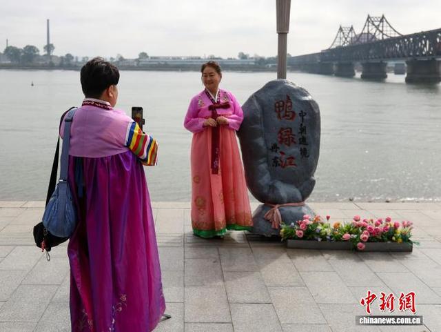 辽宁丹东鸭绿江断桥吸引游客打卡拍照
