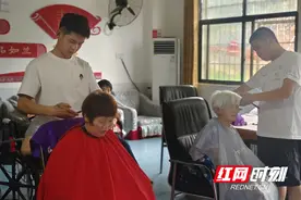 邵东市廉桥镇：“义剪”情深 志愿者免费给廉桥敬老院老人理发图片