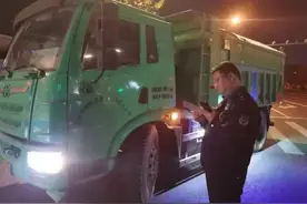 无证承运、“滴撒漏”、随意倾倒……TA们开展渣土车专项整治行动图片