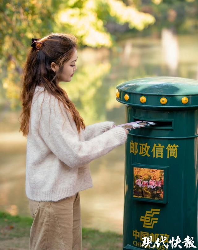 苏州天平山红枫变色率达到50%以上，五彩枫迎来最佳观赏期