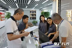 担心遭遇黑中介？扫描二维码信息卡查真伪图片