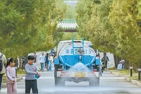 古树喷淋 地面湿化 天坛公园为柏树“降粉”图片