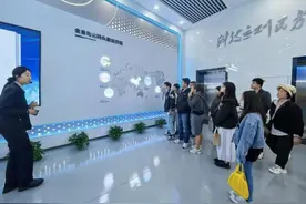 台青参观青岛港自动化码头 为大陆技术飞速发展点赞图片