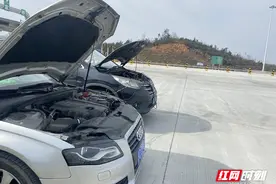 岳阳：车辆故障“罢工” “路灯”暖心解困图片