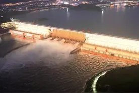 三峡水库今年首次开闸泄洪图片