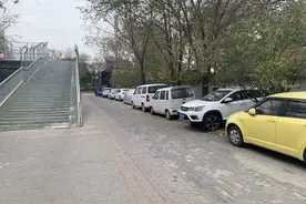 天桥下十辆外埠车辆违停，交管部门：核实后将执法整顿图片