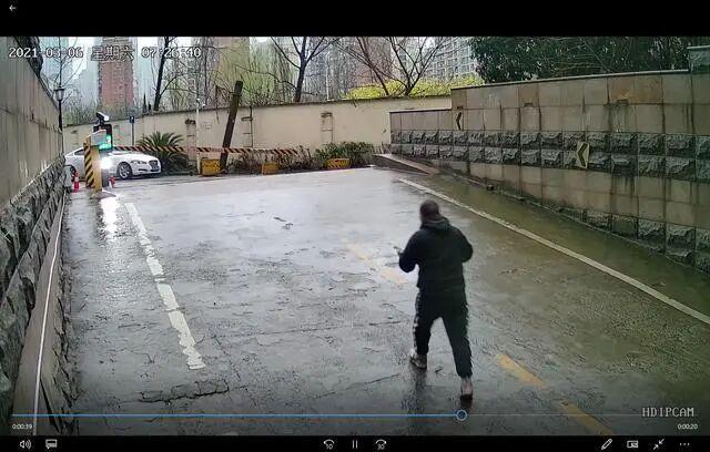 男子驾车碾压拖拽妻子致死案一审宣判，被告人张某被判处有期徒刑五年