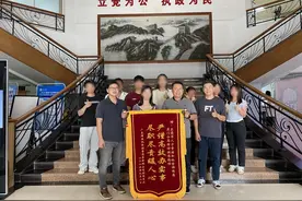 东莞虎门人社分局高效解决劳动纠纷 企业员工送锦旗表达感激图片