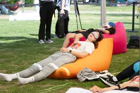 韩国首尔：比比谁是睡觉大王图片