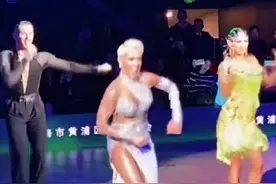 “科目三”走向国际，世界体育舞蹈大奖赛现场，世界拉丁舞冠军乔安娜带头开跳图片