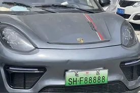 老头乐前挂“保时捷”后贴“法拉利”车牌号SHF88888，55岁车主被行拘图片