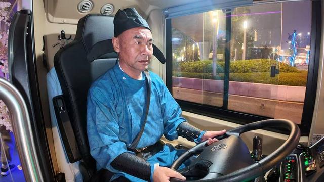 “五一”首日乐翻天！“李白”开双层观光巴士，载乘客“穿越”酒都宜宾