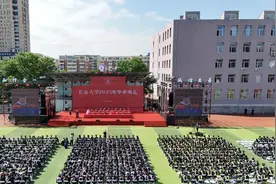 长春大学举行毕业典礼 校长寄语：同学们要学会“成为自己”图片