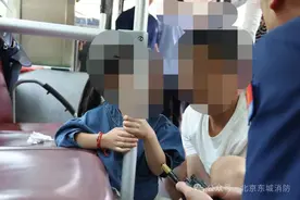 惊险！5岁女孩被卡在公交车扶手处，北京东城消防火速救援图片