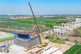 侯马：侯阎铁路跨线转体桥加紧施工图片