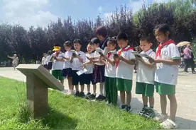 “拉手校”公园里乐考，毕业生为恩师“画像”......| 一周校园新鲜事图片