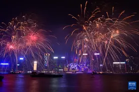 香港举行烟花汇演迎接新年图片