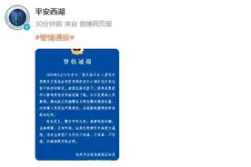 外卖骑手踩歪栏杆后下跪，不必先急着去拉满情绪图片