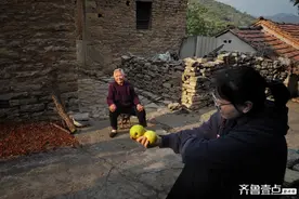 【钱眼2023】孙女到山里陪奶奶过“双节”图片