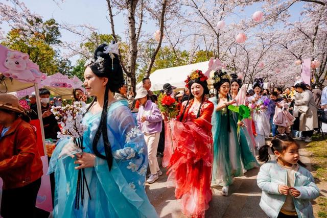 “茉莉花开·艺惠邗江”文艺直通车行动暨西湖街道樱花季文化市集暖心启幕