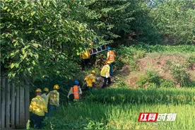 炙烤中守护清凉：衡柳线电力工翻山越岭保铁路供电稳定图片