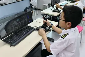 重庆渝北：青少年化身“小小飞行员”体验航空飞行图片