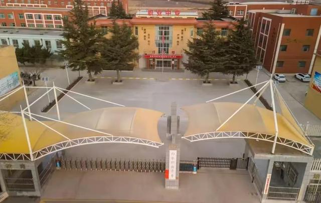 中专生未付实习费学籍档案遭校方扣押,家长称询问后被踢出班级群,官方:学生已领档案,企业垫付实习车费
