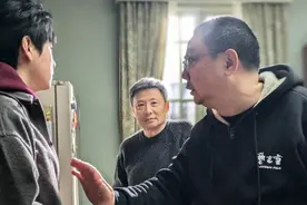 周野芒、潘虹主演沪语电影《菜肉馄饨》杀青，“贴地飞行”爱上上海图片