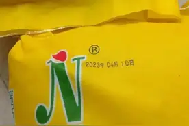 粮食公司竟将过期大米重新包装出售，最新通报→图片