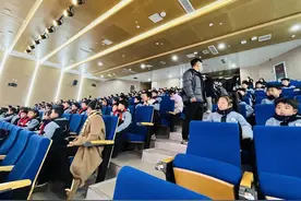 开学第一课，武大老师开讲人工智能，无人机飞到一半秒变大合唱图片