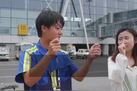 “飞机拜拜员”教你如何指挥飞机，这些手势你见过吗？跟着视频学起来图片