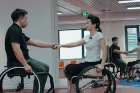 钱江观潮丨轮椅之上 舞动人生图片