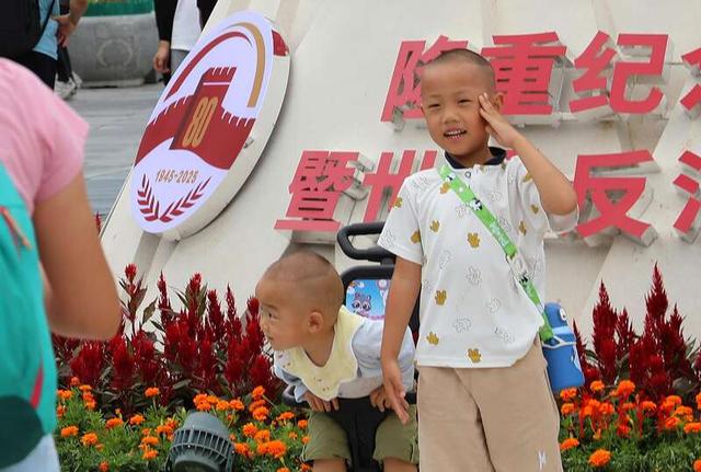 打卡北京中轴线上的抗战胜利80周年主题雕塑