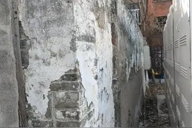 合肥市民发现一段小青砖老墙，附近大院居民讲述：老合肥常用这种砖图片