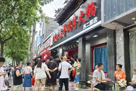 记者探访救人英雄栾留伟火锅店 有顾客从河南专程带孩子过来图片