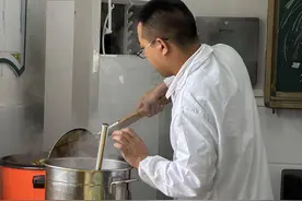 高考结束后，班主任亲自下厨做小龙虾长桌宴请全班学生吃图片