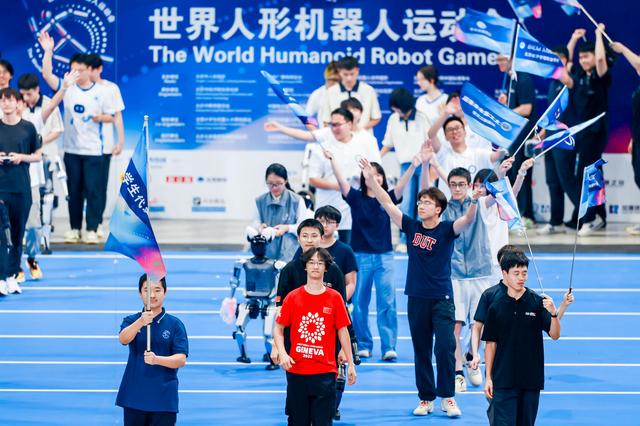 世界人形机器人运动会开幕：胡兵与机器人同场走秀，六只手机器人表演敲鼓