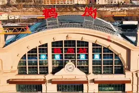 女子鹤岗买房，打工10年还清贷款房子却被占。当地法院给出解决方案：放弃这套，在别的小区给你协调一套。女子：换的小区位置差，本来是在市中心的图片