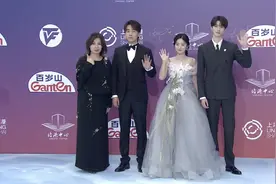 《失笑》剧组亮相红毯 林一、沈月上演“最萌身高差”视频封面